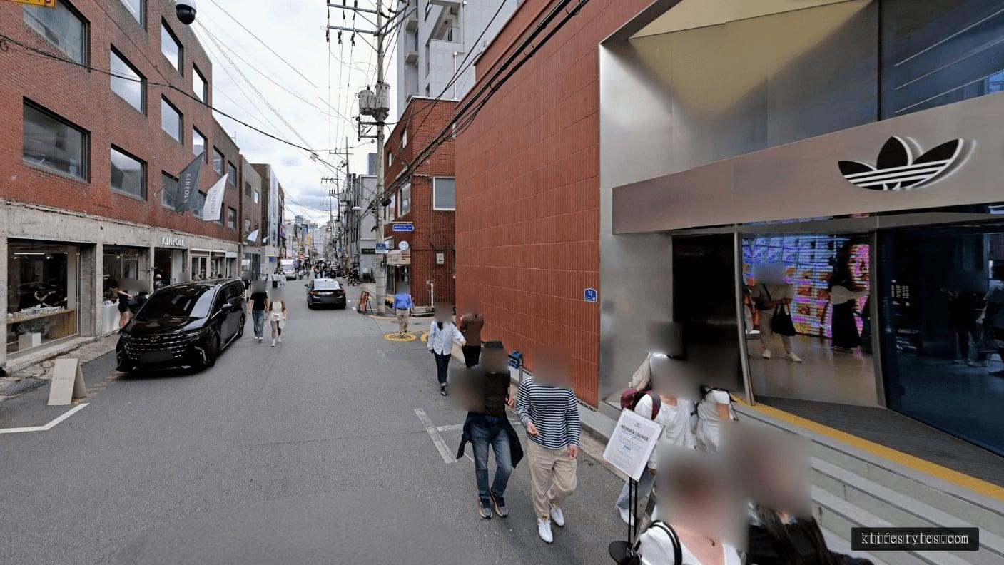 Seongsu Yeonmujang-gil street scene with brick-walled cafés and boutiques on a quiet afternoon